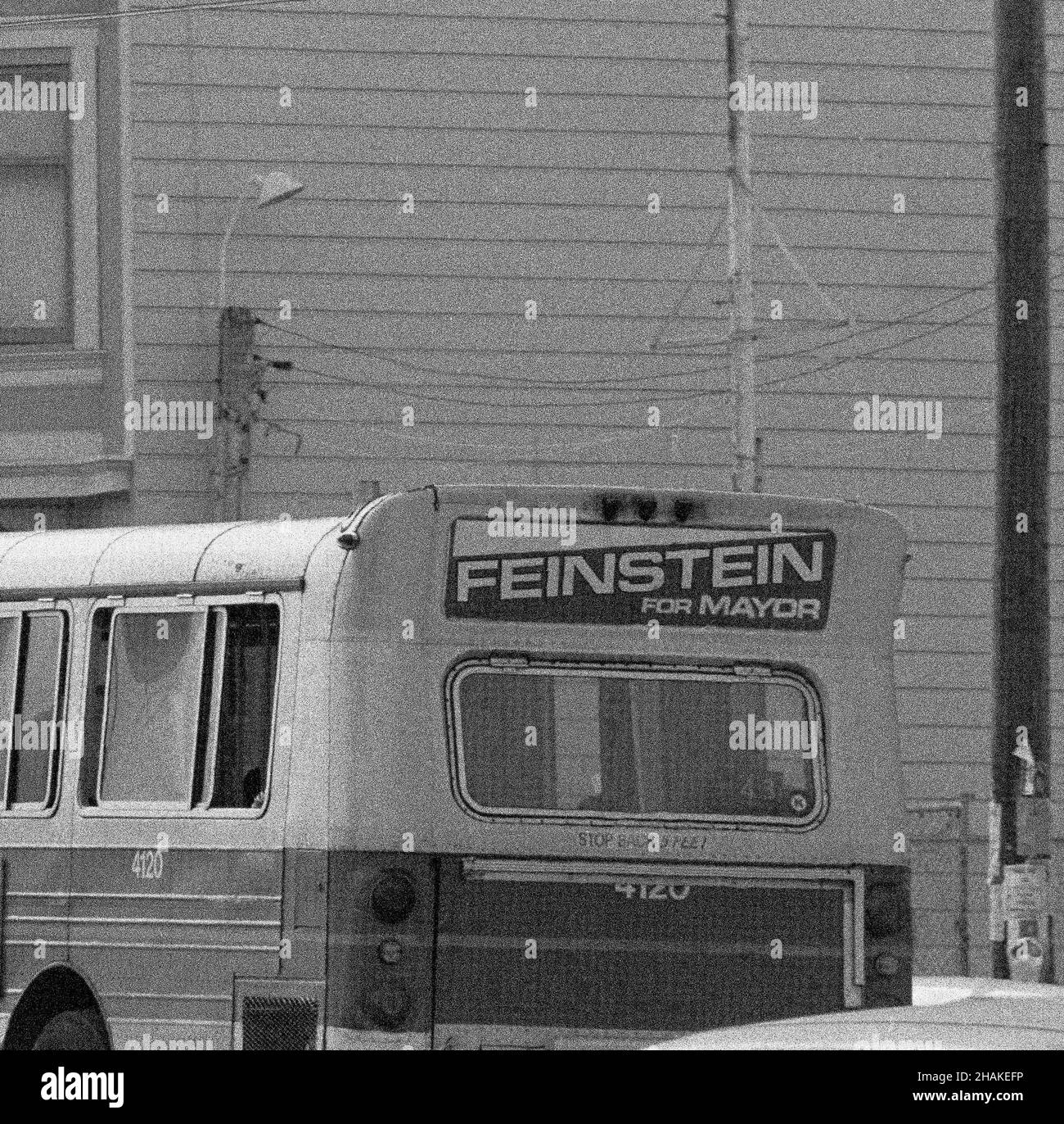 Dianne Feinstein per i manifesti della campagna del sindaco di San Francisco su un autobus MUNI a San Francisco, California, 1970s Foto Stock