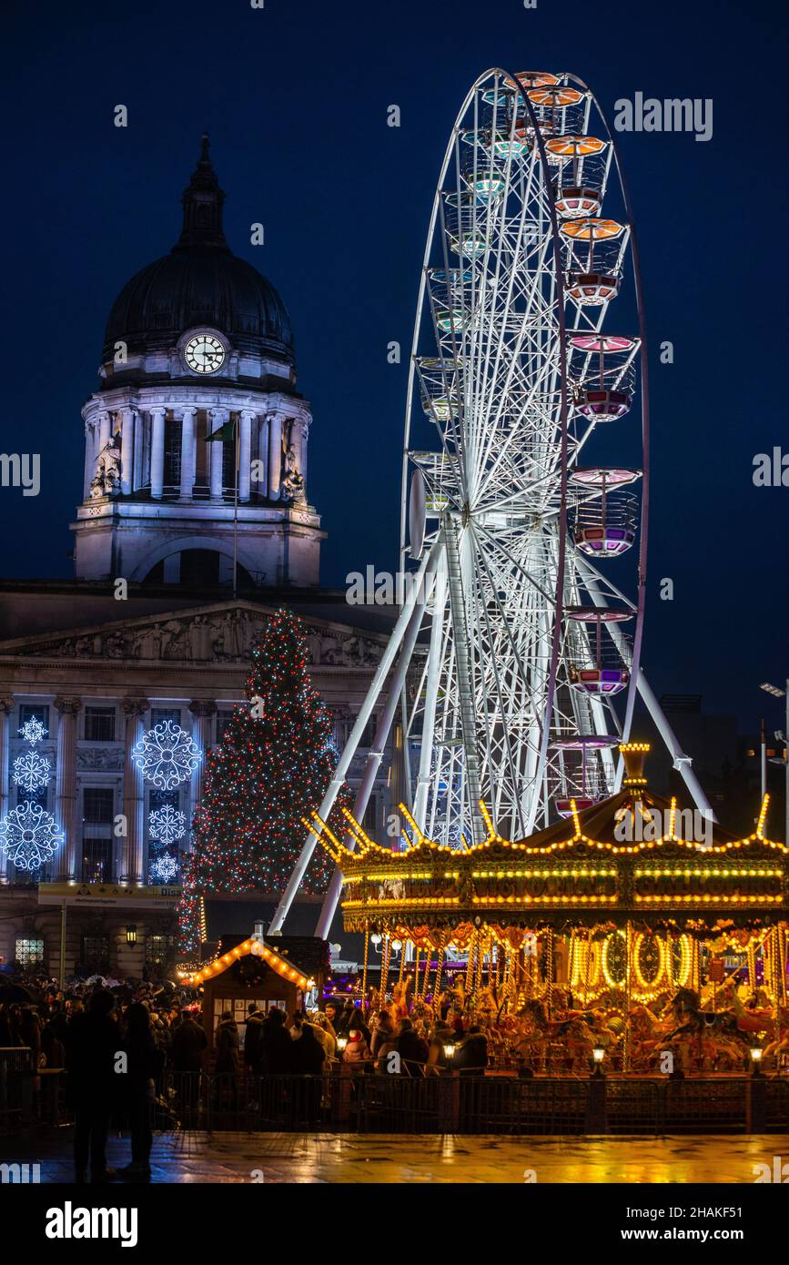 Natale nella Piazza del mercato Vecchio con la Casa del Consiglio a Nottingham, Inghilterra, Regno Unito Foto Stock