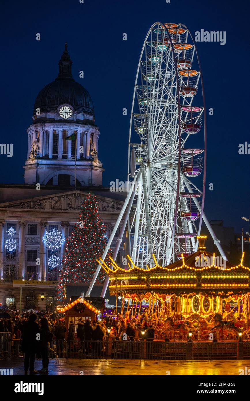 Natale nella Piazza del mercato Vecchio con la Casa del Consiglio a Nottingham, Inghilterra, Regno Unito Foto Stock