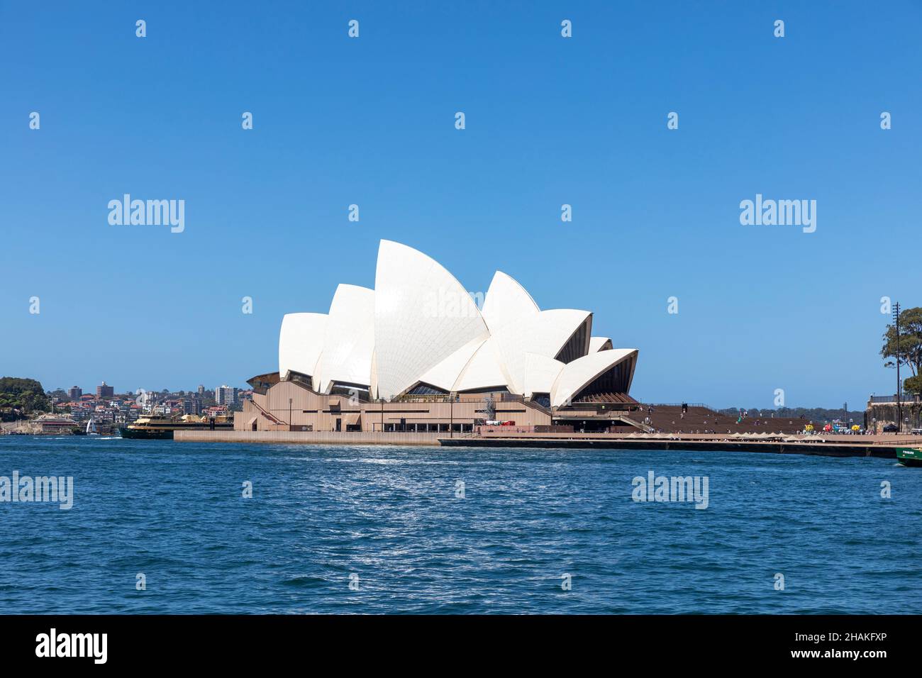 La Sydney Opera House, famosa in tutto il mondo, si trova a Sydney, 2021 dicembre, Australia, in una giornata estiva dal cielo blu chiaro Foto Stock