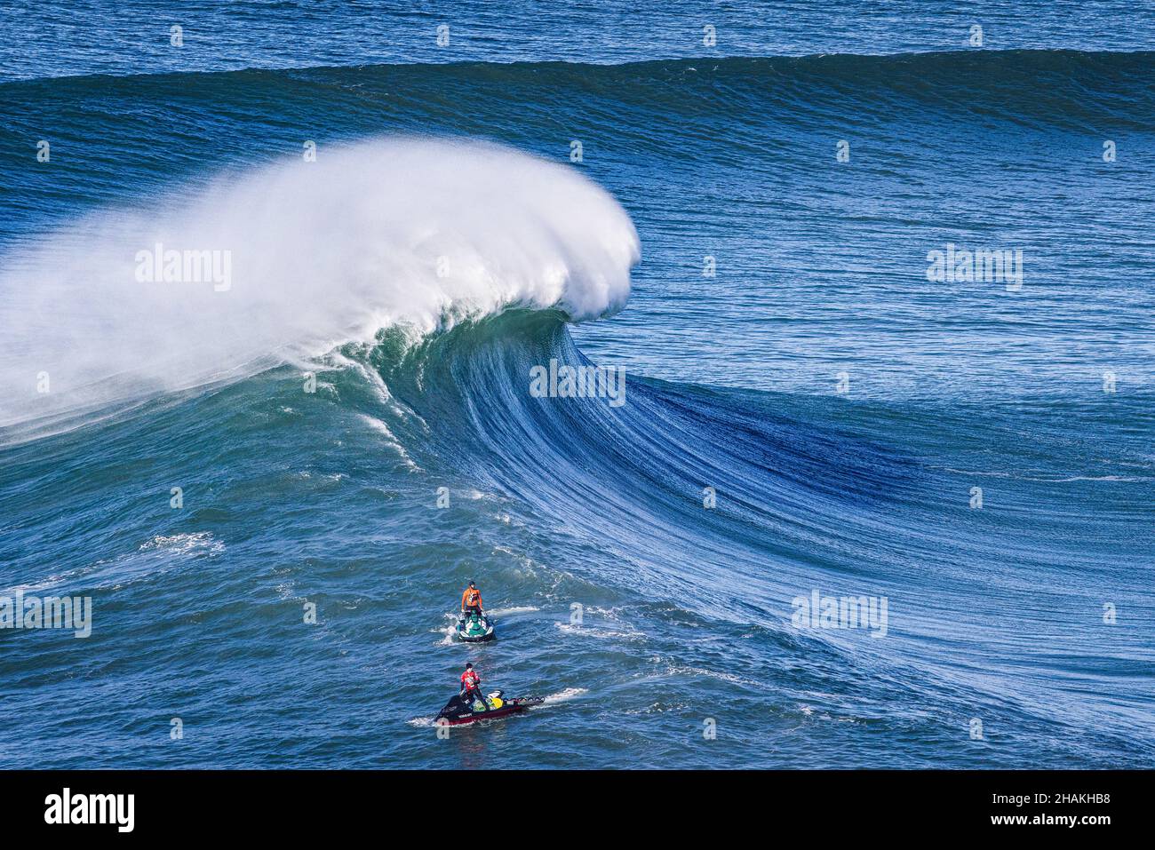 Nazare, Portogallo. 13th Dic 2021. Una grande onda si rompe senza nessuno durante IL TUDOR Nazare Tow Surfing Challenge presentato da Jogos Santa Casa, a Praia do Norte a Nazare. (Foto di Henrique Casinhas/SOPA Images/Sipa USA) Credit: Sipa USA/Alamy Live News Foto Stock