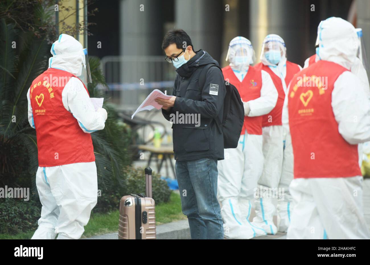 HANGZHOU, CINA - 13 DICEMBRE 2021 - le persone in quarantena escono dall'edificio 2 del Qianjiang International Times Square a Hangzhou, provincia dello Zhejiang Foto Stock
