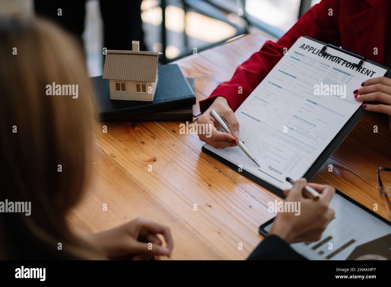 Il cliente firma i documenti per fare il contratto legalmente, vendita della casa e concetto di immobile di affitto della casa Foto Stock