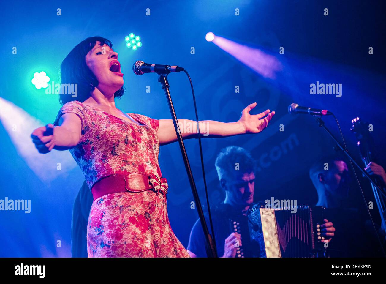 Southampton, Regno Unito. 10th Dic 2021. (L-R) Lorna Thomas, cantante, Max Thomas, melodeon, fratello e sorella, E Dan Grey sul contrabbasso con la band folk punk britannica Skinny Lister suonano dal vivo sul palco. (Foto di Dawn Fletcher-Park/SOPA Images/Sipa USA) Credit: Sipa USA/Alamy Live News Foto Stock