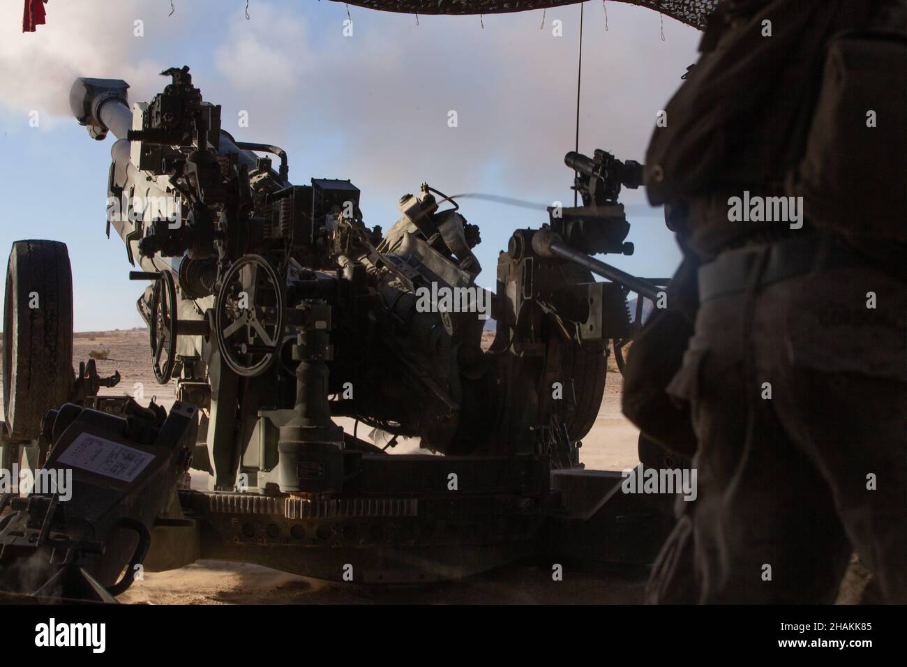 Marines degli Stati Uniti con 1st battaglione, 12th Regiment della marina, 3rd Divisione della marina, fuoco un Howitzer M777A2 durante l'esercitazione di coordinamento di supporto del fuoco, un sub-evento dell'esercitazione integrata di addestramento 1-22 al centro di combattimento di terra dell'aria del corpo del marino, Twentynine Palms, California, 1 ottobre 2021. FSCEX è stato progettato per sfidare la Marine Air Ground Task Force, altre forze e nazioni partner statunitensi e la capacità dei militari di coordinare un'ampia gamma di ordigni esplosivi e di alto calibro da più piattaforme terrestri e aeree, garantendo il successo su un campo di battaglia moderno. (STATI UNITI Foto del corpo marino di Lance CPL. Pedro Arroyo Foto Stock