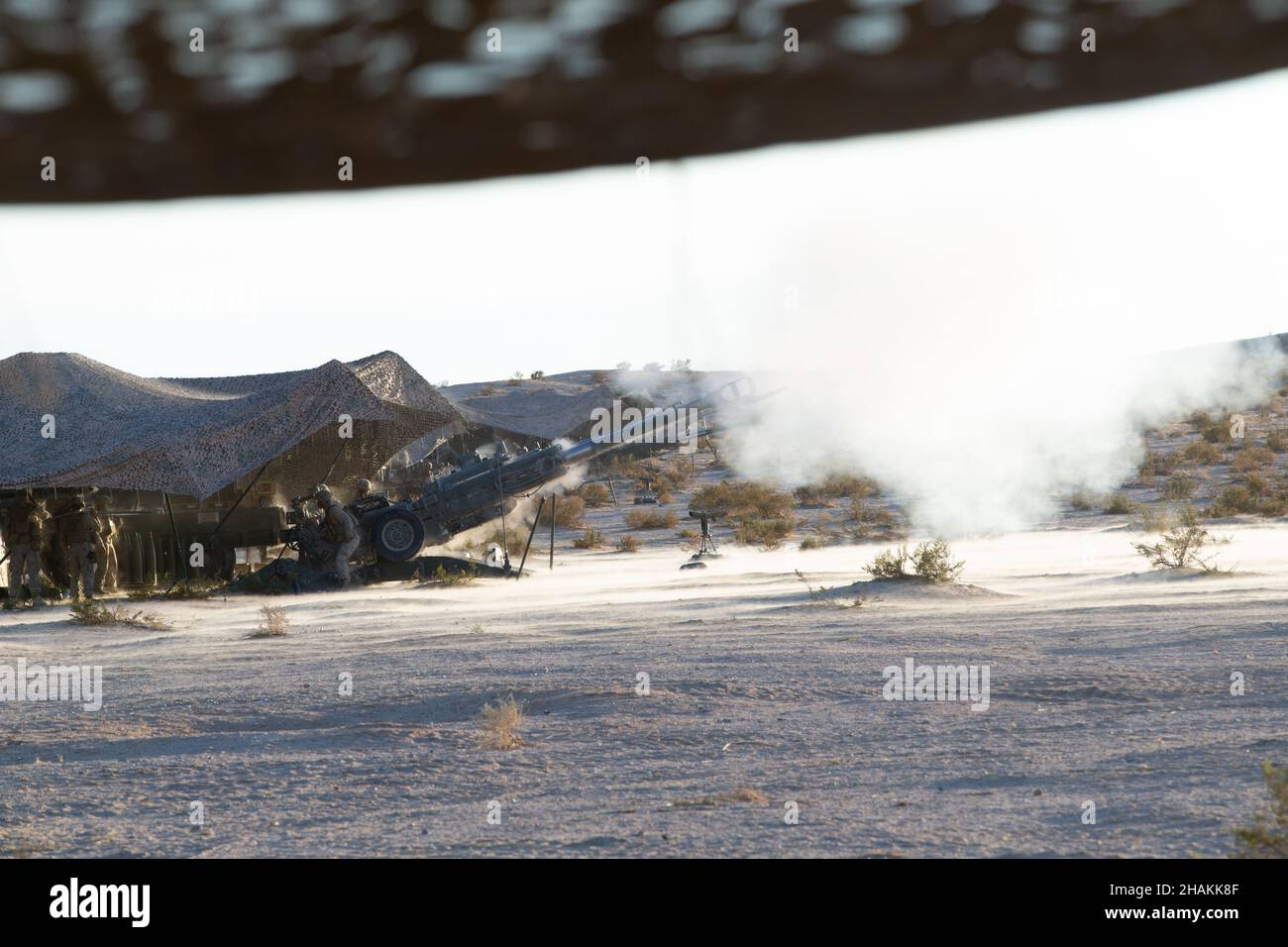 Marines degli Stati Uniti con 1st battaglione, 12th Regiment della marina, 3rd Divisione della marina, fuoco un Howitzer M777A2 durante l'esercitazione di coordinamento di supporto del fuoco, un sub-evento dell'esercitazione integrata di addestramento 1-22 al centro di combattimento di terra dell'aria del corpo del marino, Twentynine Palms, California, 1 ottobre 2021. FSCEX è stato progettato per sfidare la Marine Air Ground Task Force, altre forze e nazioni partner statunitensi e la capacità dei militari di coordinare un'ampia gamma di ordigni esplosivi e di alto calibro da più piattaforme terrestri e aeree, garantendo il successo su un campo di battaglia moderno. (STATI UNITI Foto del corpo marino di Lance CPL. Pedro Arroyo Foto Stock