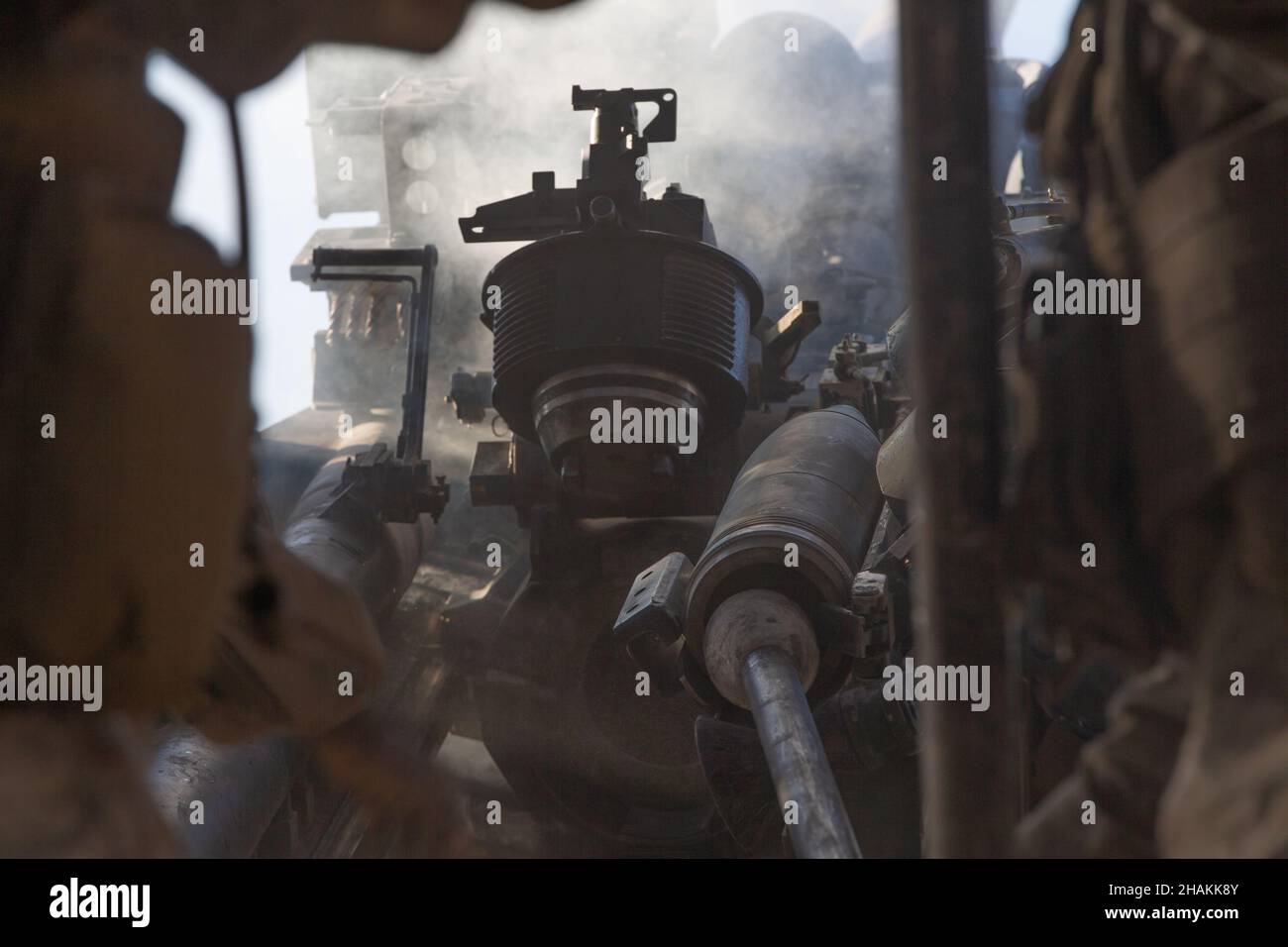 Marines USA con 1st battaglione, 12th Regiment Marino, 3rd Divisione Marina, caricare un Howitzer M777A2 durante l'esercitazione di coordinamento di supporto del fuoco, un sub-evento dell'esercitazione di addestramento integrata 1-22 al centro di combattimento di terra dell'aria del corpo del Marine, Twentynine Palms, California, 1 ottobre 2021. FSCEX è stato progettato per sfidare la Marine Air Ground Task Force, altre forze e nazioni partner statunitensi e la capacità dei militari di coordinare un'ampia gamma di ordigni esplosivi e di alto calibro da più piattaforme terrestri e aeree, garantendo il successo su un campo di battaglia moderno. (STATI UNITI Foto del corpo marino di Lance CPL. Pedro Arroyo Foto Stock