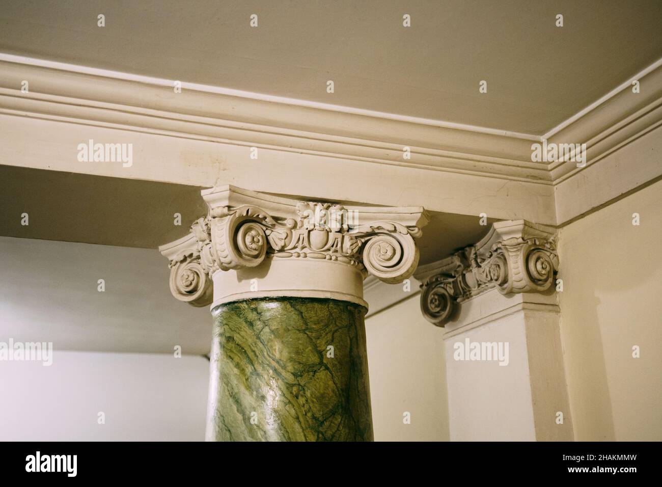 Antica colonna di marmo verde venato che sostiene il soffitto Foto Stock