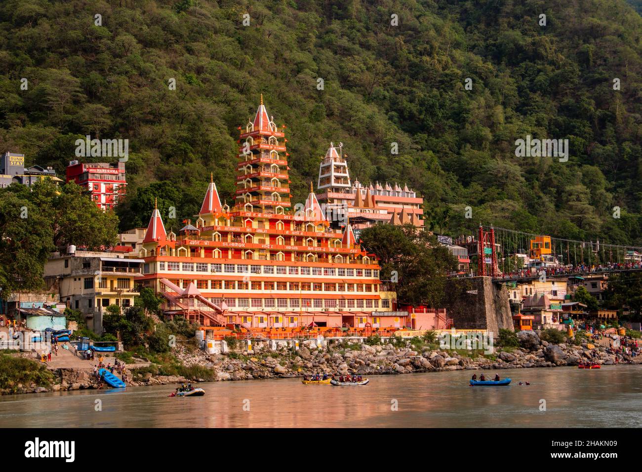 Vista del fiume Ganga terrapieno, Lakshman Jhula bridge e Tera Manzil tempio, Trimbakeshwar a Rishikesh Foto Stock