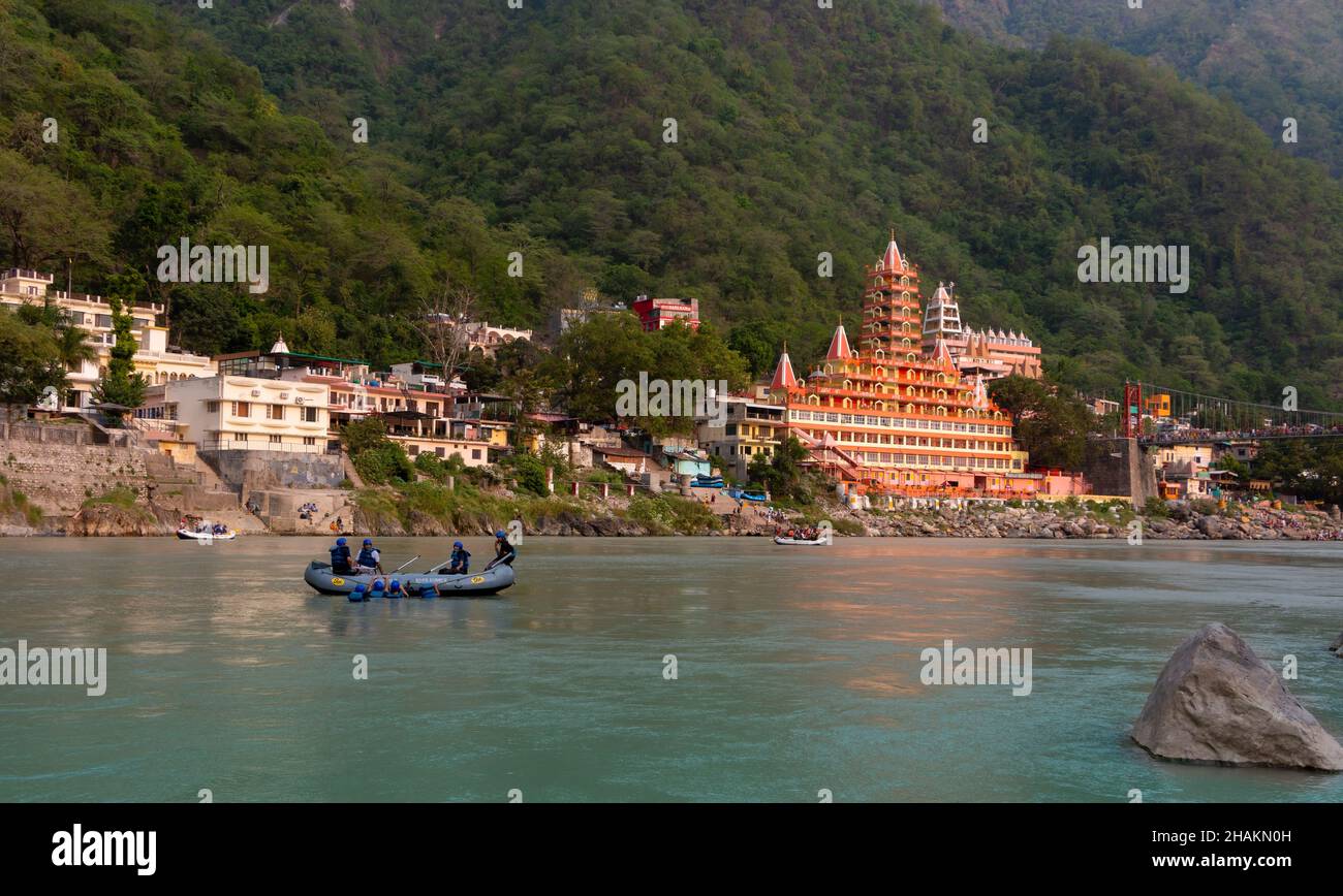 Vista del fiume Ganga terrapieno, Lakshman Jhula bridge e Tera Manzil tempio, Trimbakeshwar a Rishikesh Foto Stock