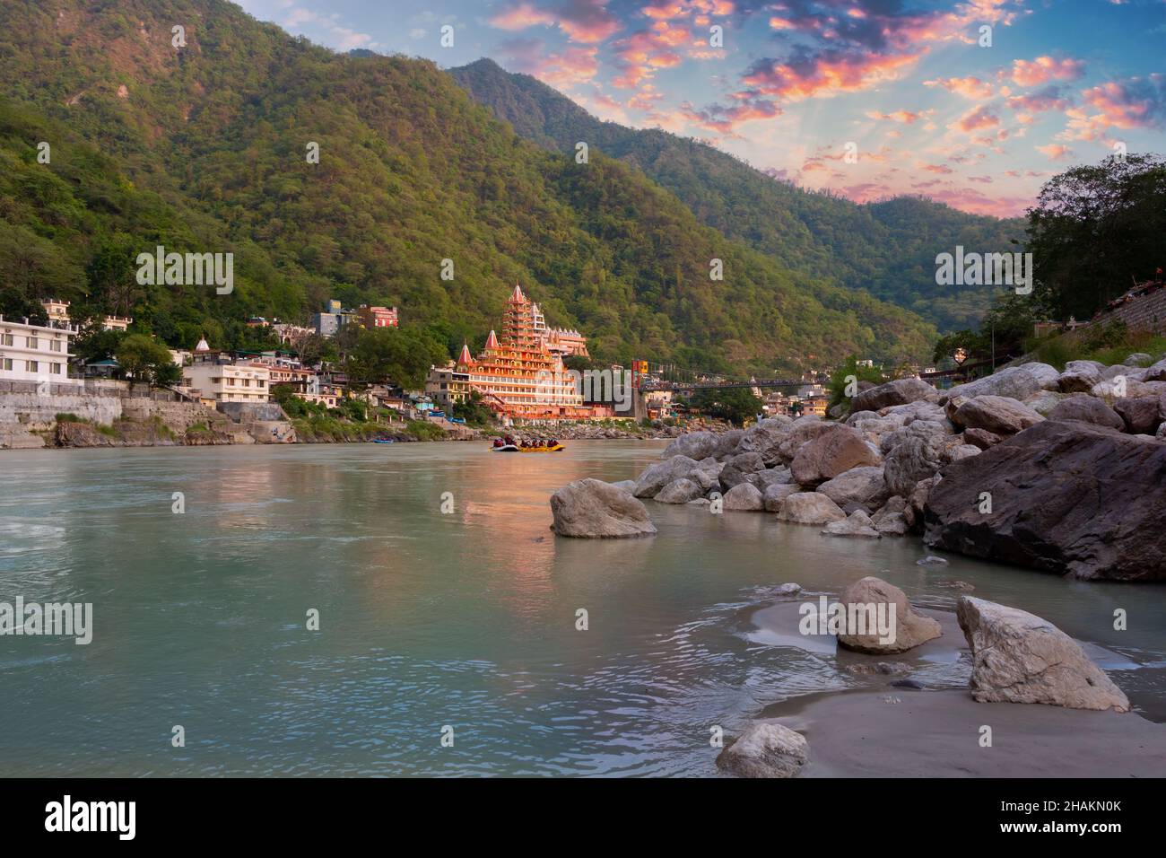 Vista del fiume Ganga terrapieno, Lakshman Jhula bridge e Tera Manzil tempio, Trimbakeshwar a Rishikesh Foto Stock