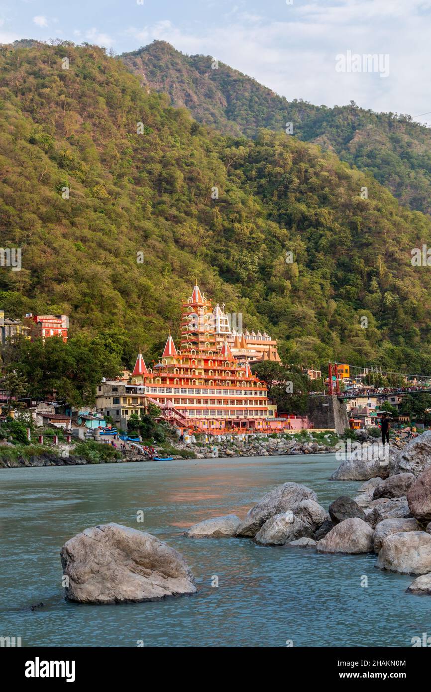 Vista del fiume Ganga terrapieno, Lakshman Jhula bridge e Tera Manzil tempio, Trimbakeshwar a Rishikesh Foto Stock