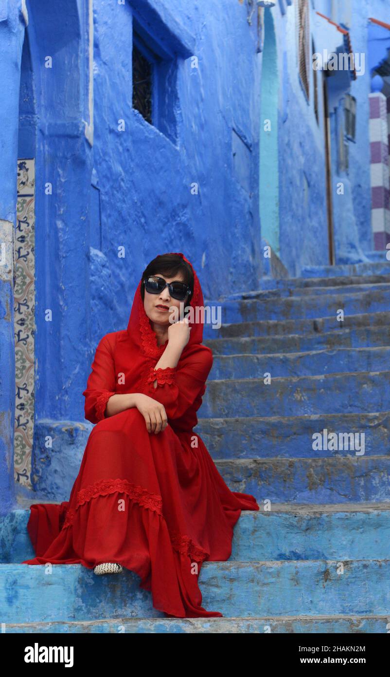 Un turista cinese in posa per foto durante un tour Instagram a Chefchaouen, Marocco. Foto Stock