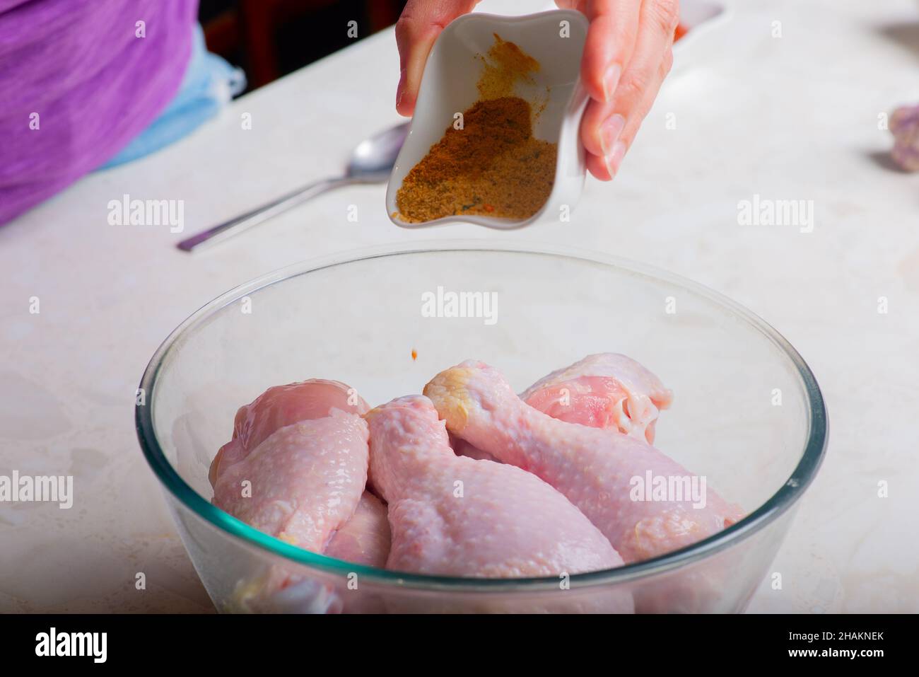 bastoncini di pollo in una tazza cosparsi di condimento Foto Stock