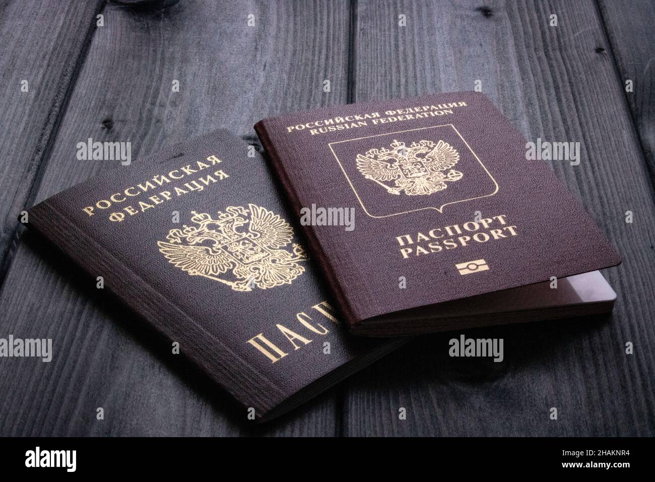 Due passaporti della Federazione Russa si trovano su una superficie di legno ruvida. Foto d'epoca. Concetto di viaggio. Foto Stock