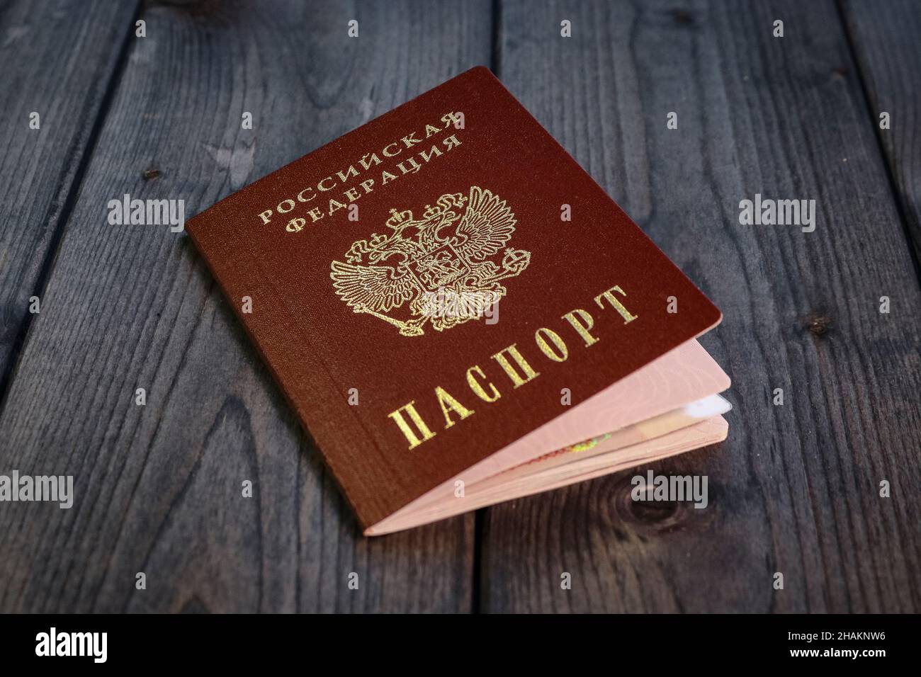 Passaporto della Federazione Russa su una superficie di legno ruvida. Foto d'epoca. Concetto di viaggio. Foto Stock