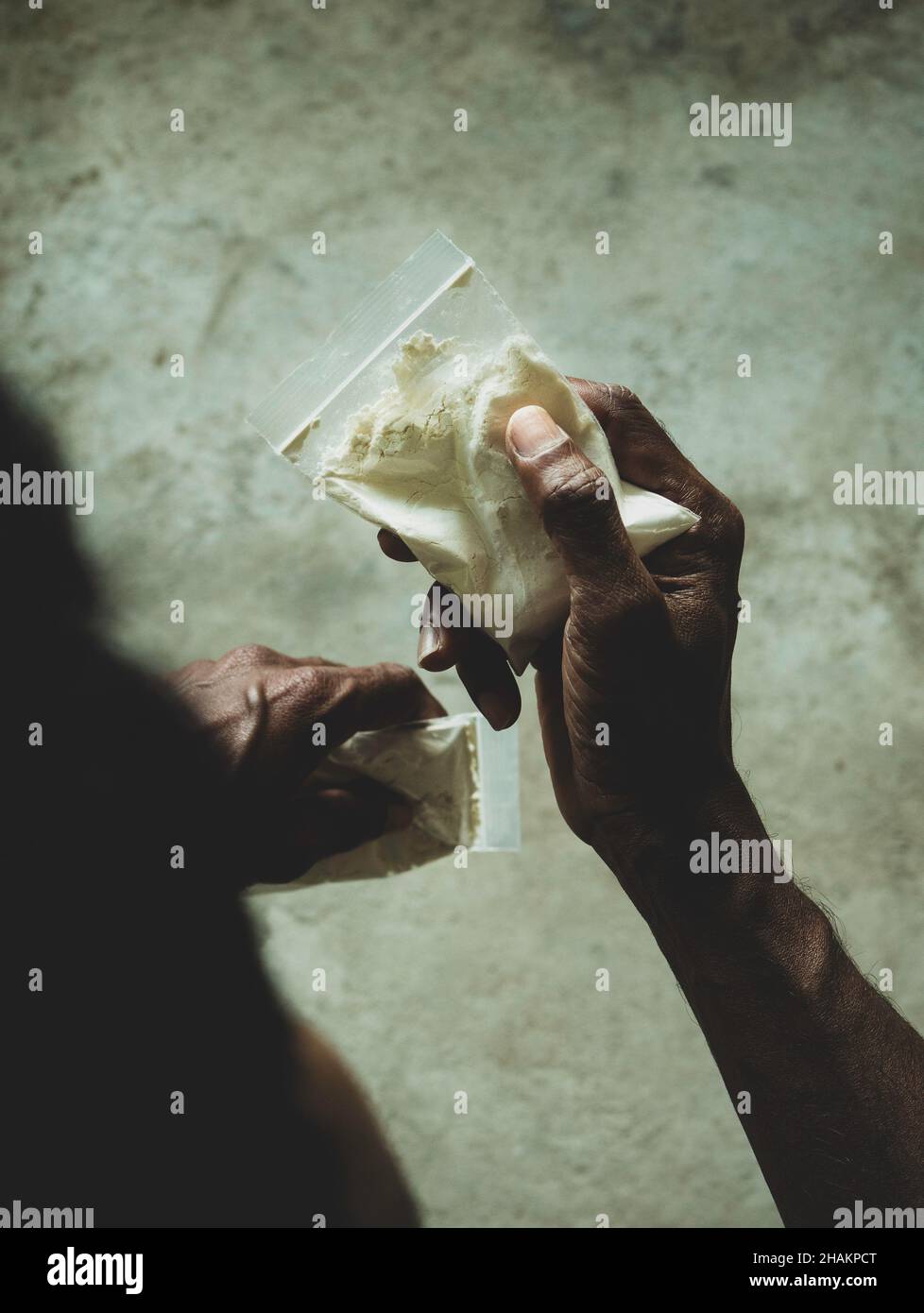 Primo piano di farmaci eroinici in mano Foto Stock