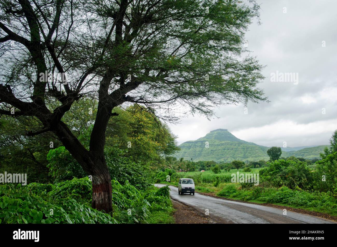 Vista di un Pandavgarh (Forte) e terreno agricolo in pioggia Foto Stock