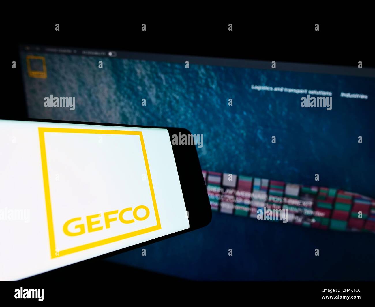 Smartphone con logo della società logistica francese GEFCO Group sullo schermo di fronte al sito Web aziendale. Concentrarsi sulla destra del display del telefono. Foto Stock