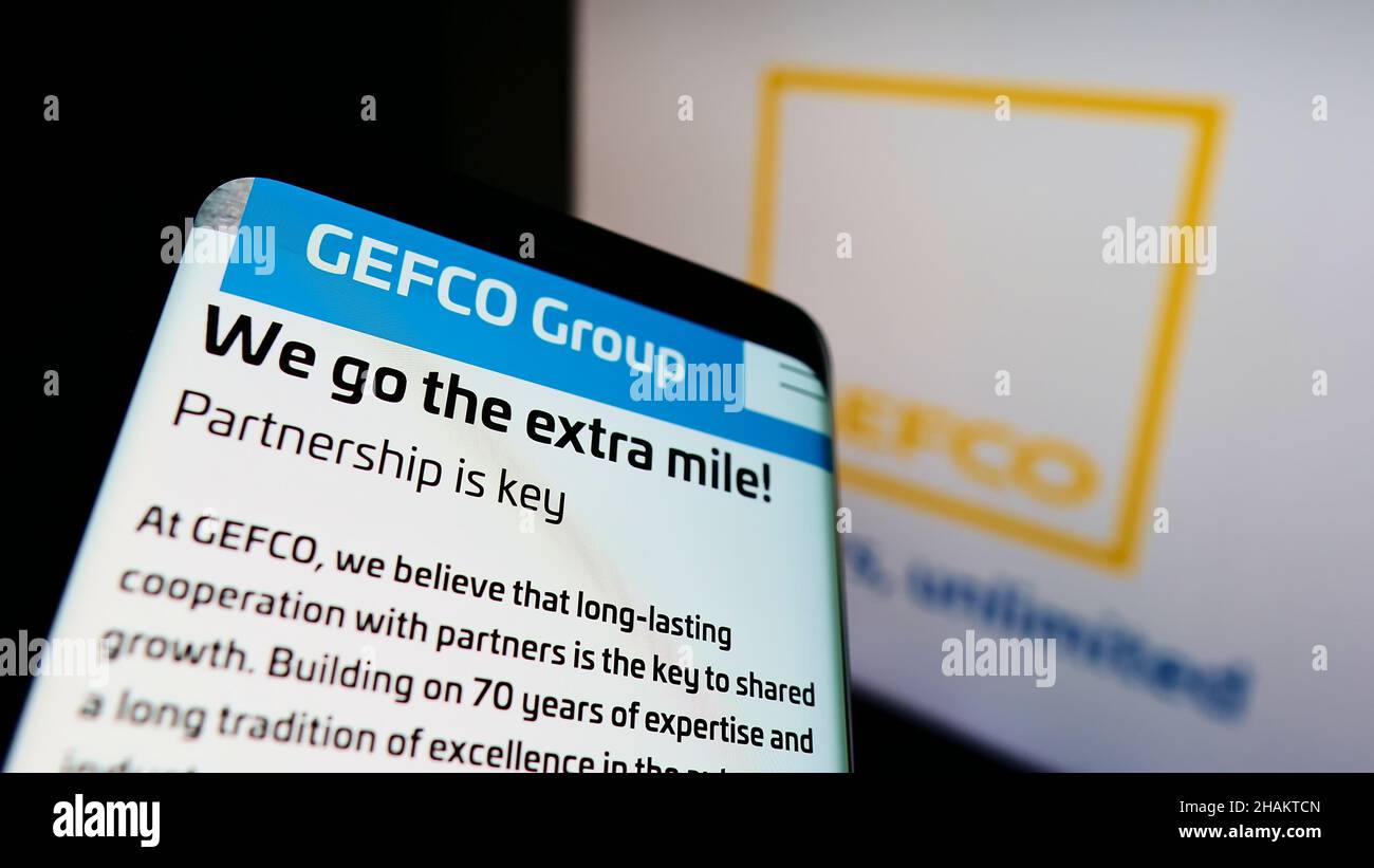 Telefono cellulare con sito web della società logistica francese GEFCO Group sullo schermo di fronte al logo aziendale. Mettere a fuoco sulla parte superiore sinistra del display del telefono. Foto Stock