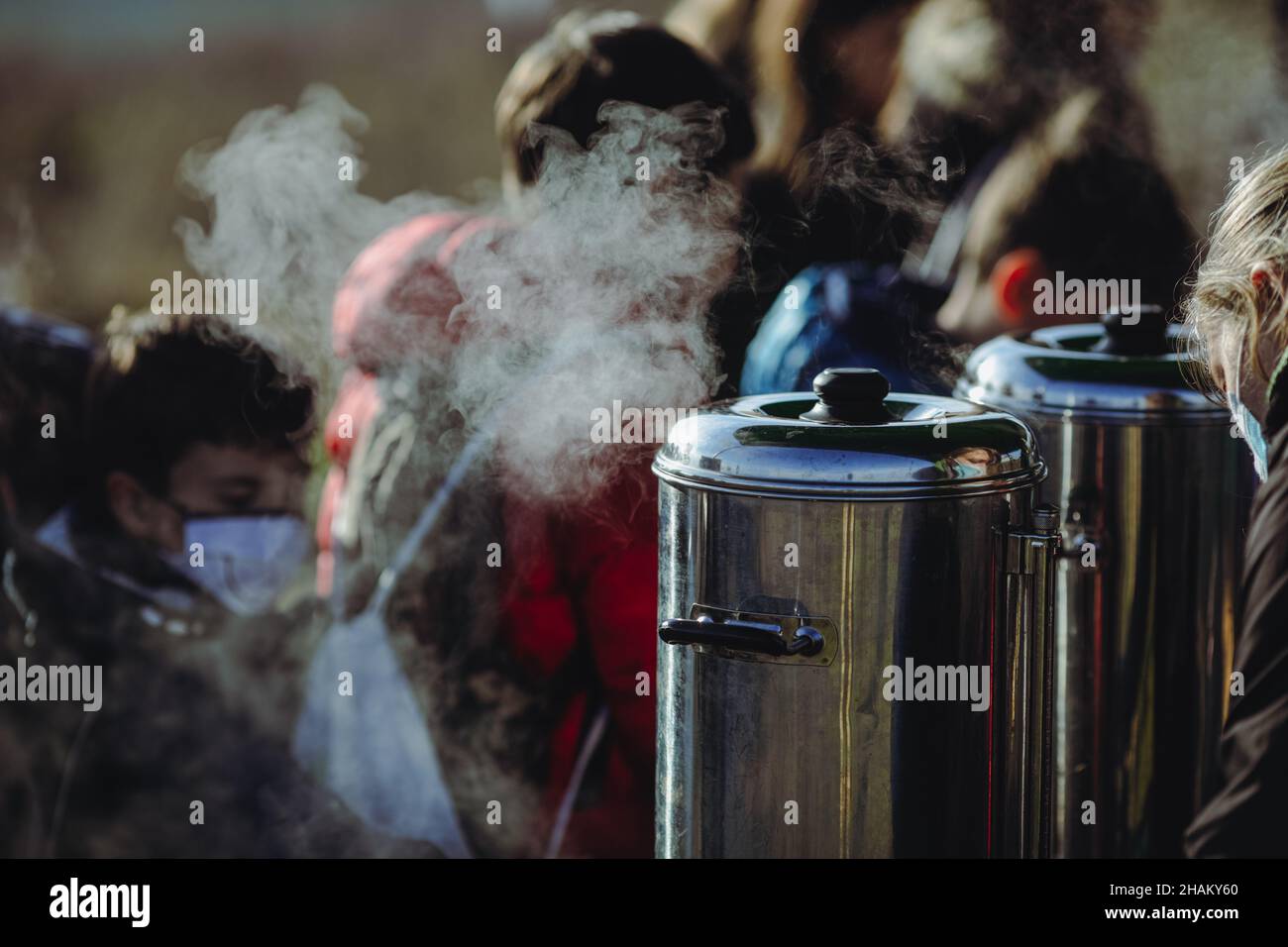 Immagine della profondità di campo poco profonda (messa a fuoco selettiva) con vapore proveniente da una caldaia portatile per caffè e tè. Foto Stock