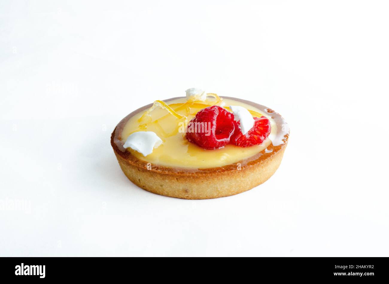 crostata di limone isolare bianco con lampone di frutta Foto Stock