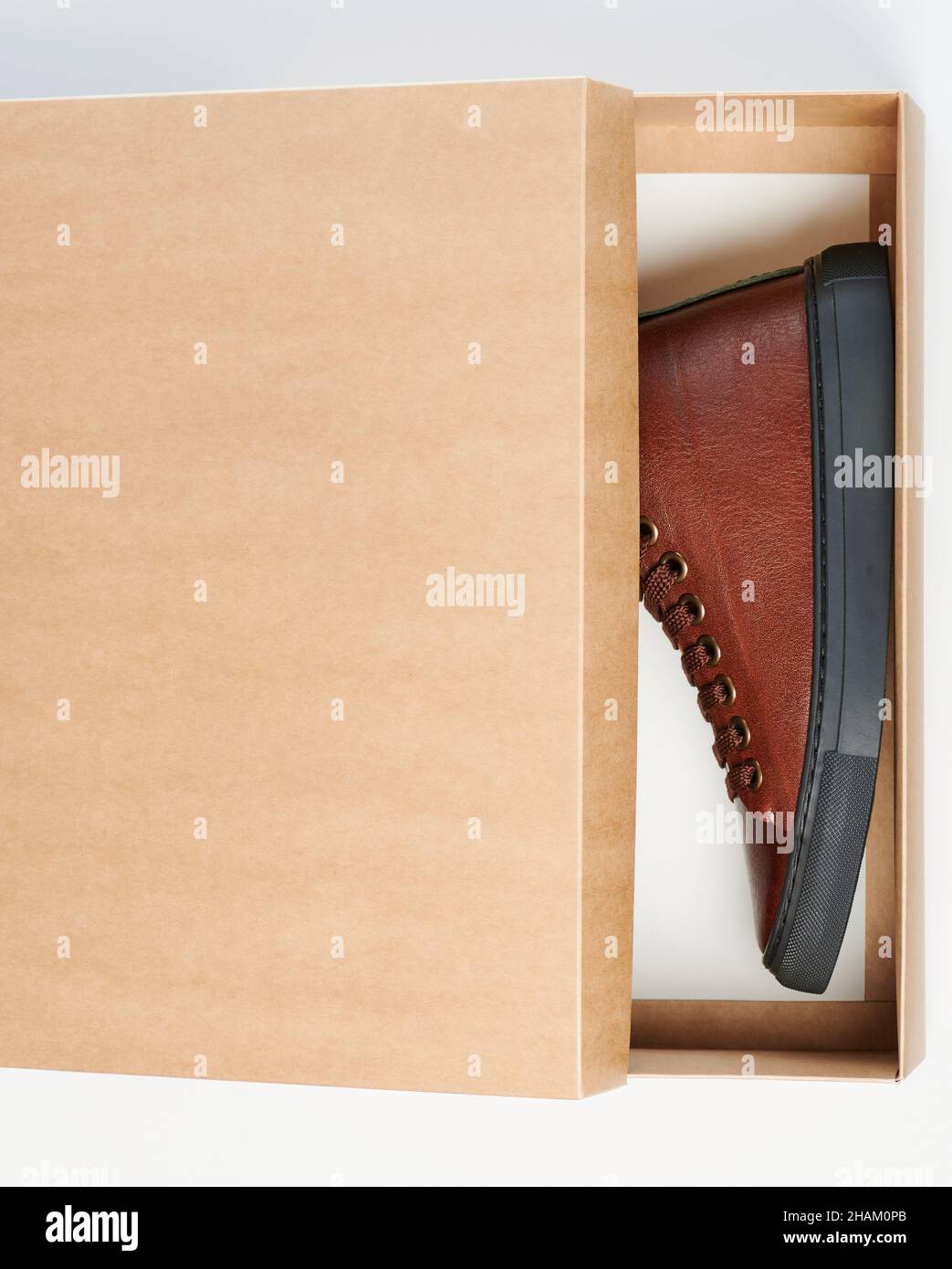 Scarpe in pelle in semi chiuso scatola sopra vista dall'alto isolato Foto Stock