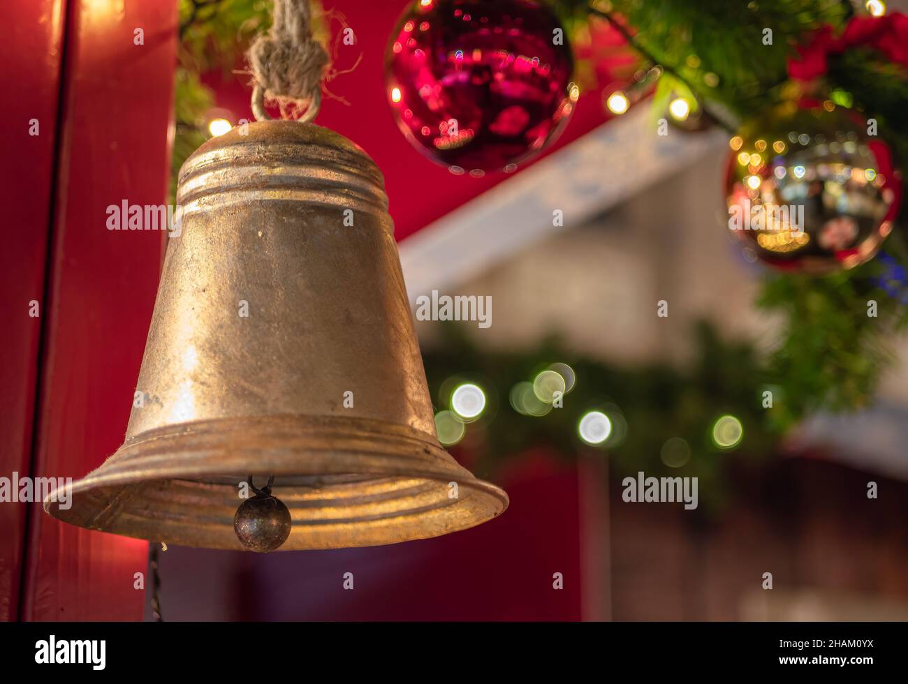 Campana d'oro come parte di una decorazione al mercato di Natale. Foto Stock