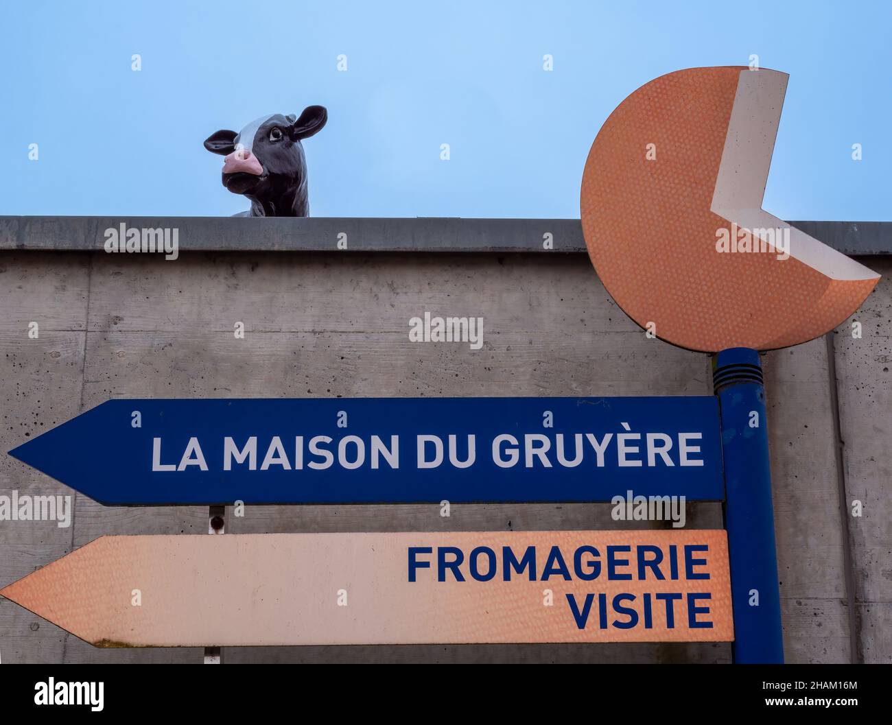 Gruyeres, Svizzera - 23 novembre 2021: Celebre caseificio svizzero la Maison du Gruyere. Foto Stock