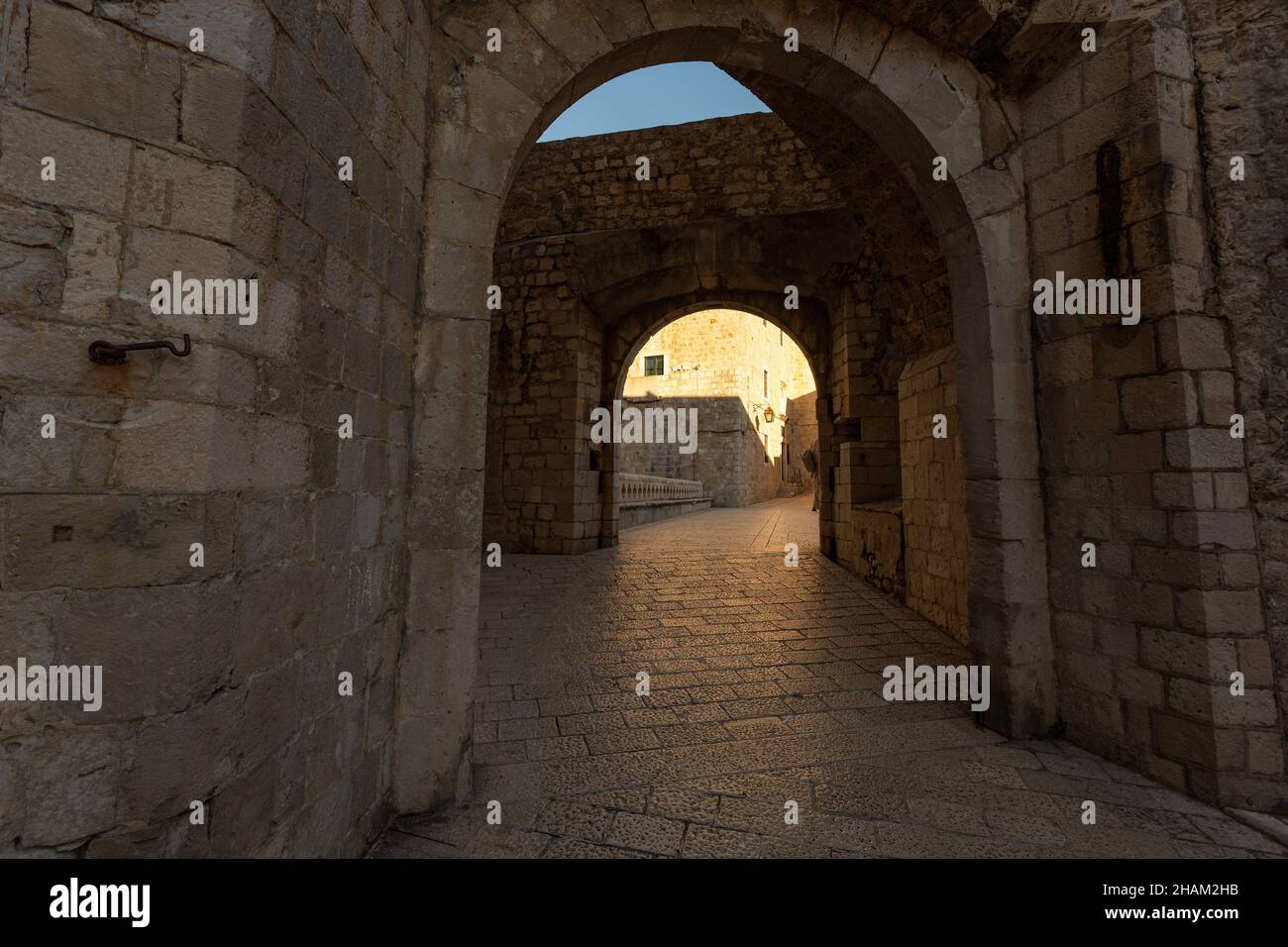 Centro di Dubrovnik, strade e mura. Croazia Foto Stock