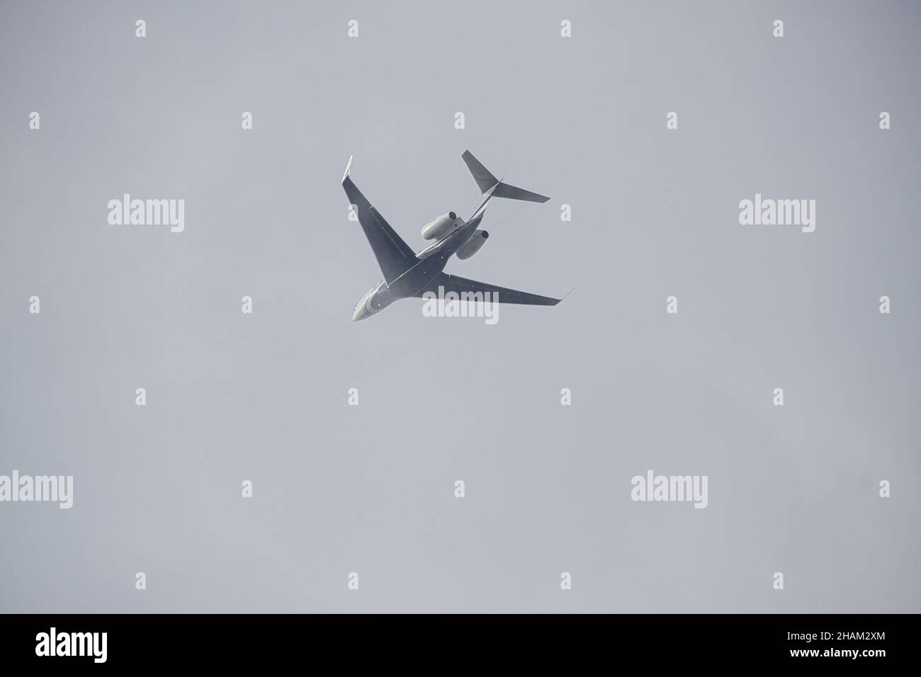 aereo nel cielo blu per la destinazione di vacanza. Una macchina per passeggeri che porta gli ospiti al resort. Foto Stock
