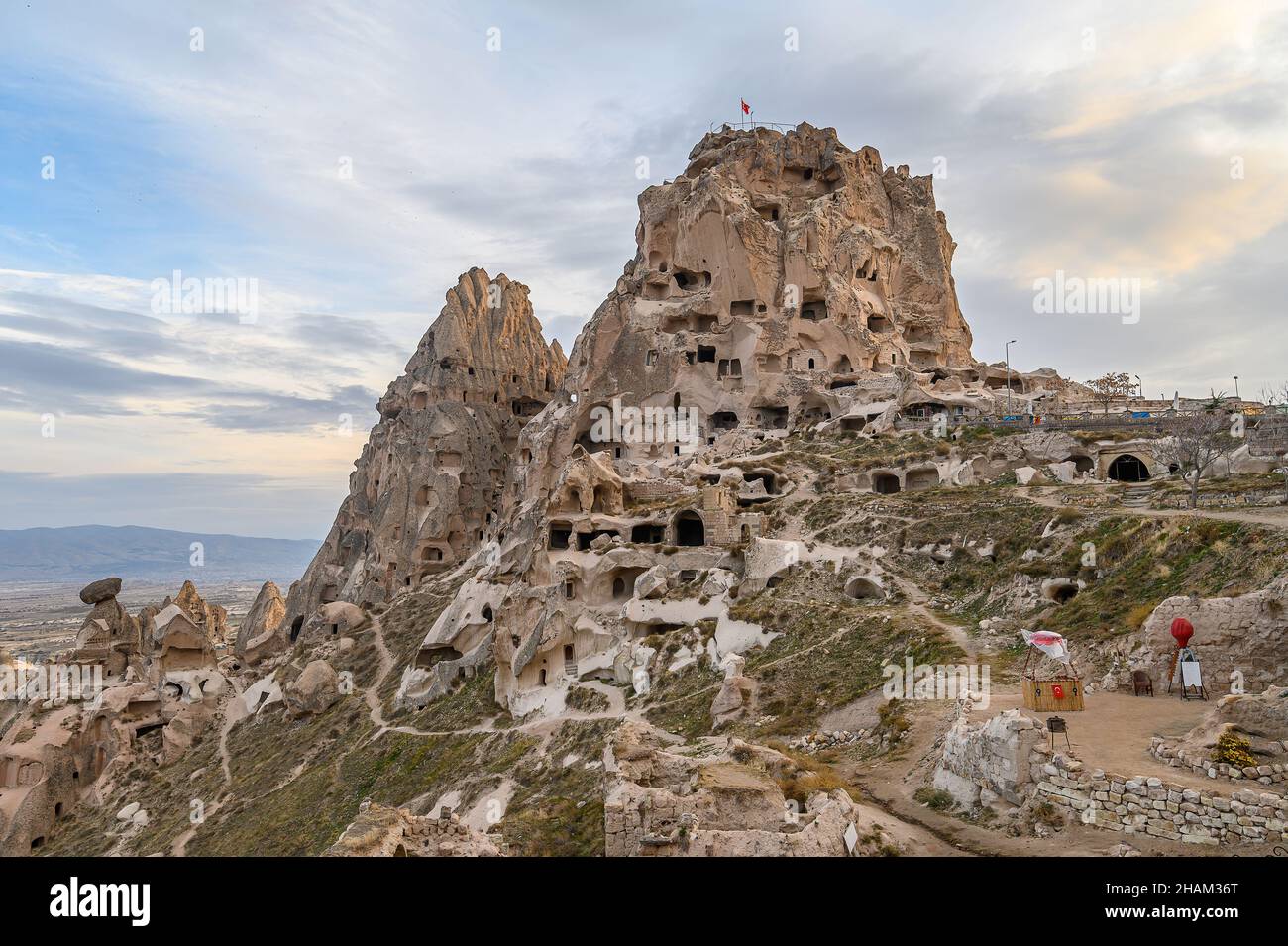 Castello di Uchisar, città in Cappadocia, Turchia vicino Goreme. Paesaggio della Cappadocia e valle con antiche formazioni rocciose e grotte. Foto Stock