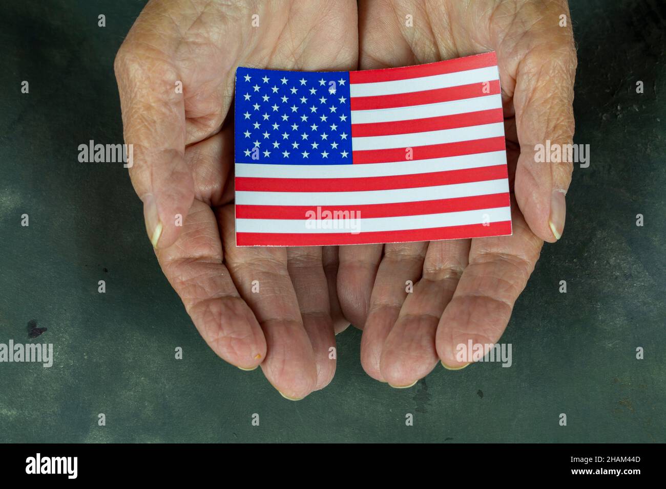 donna che tiene in mano la bandiera americana Foto Stock