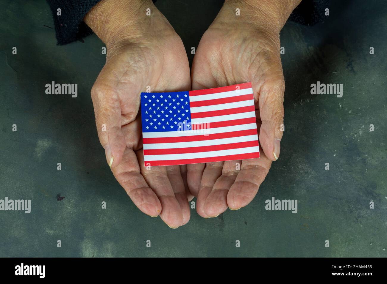 donna che tiene in mano la bandiera americana Foto Stock