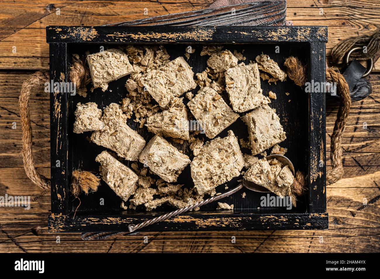 Halva Turca con semi di girasole e miele in vassoio di legno sfondo di legno. Vista dall'alto Foto Stock