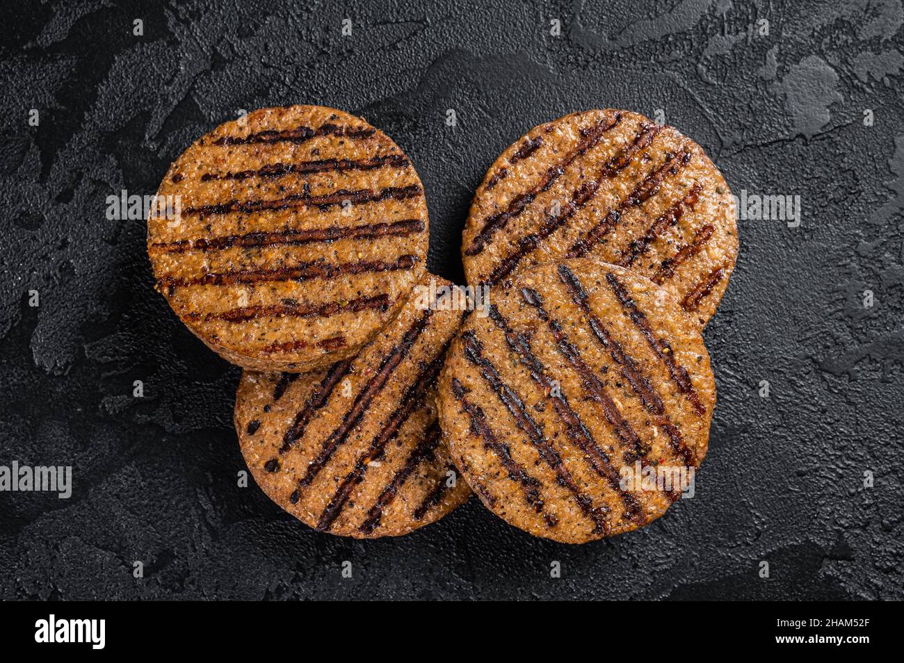 Polpettine senza carne Griiled, polpette di carne a base di piante. Sfondo nero. Vista dall'alto Foto Stock