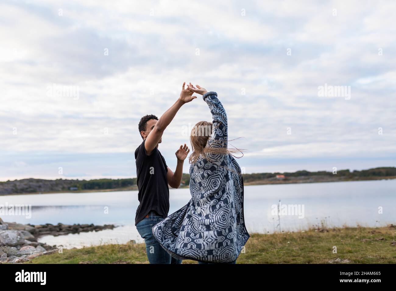 Giovane coppia che balla sul lago Foto Stock