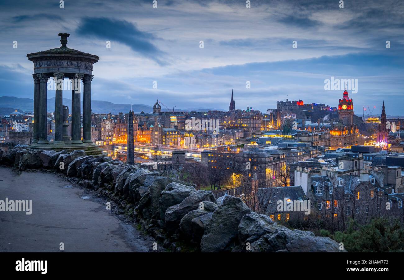 Cielo invernale serale della città di Edimburgo da Calton Hill , Scozia, Regno Unito Foto Stock