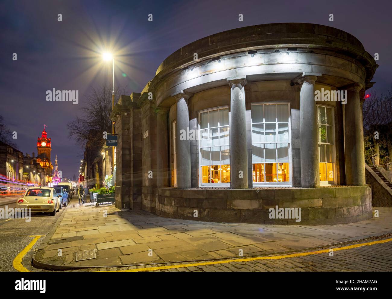 Vista notturna dall'esterno del ristorante Howies a Edimburgo, Scozia, Regno Unito Foto Stock