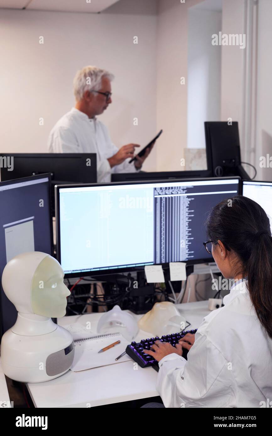Studente e insegnante che lavora con il modello del volto illuminato Foto Stock