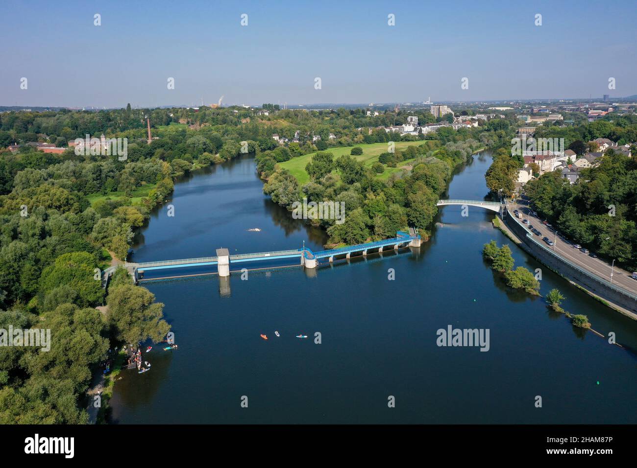 Muelheim an der Ruhr, Renania settentrionale-Vestfalia, Germania - Saarn-Mendener Ruhraue, zona verde della Ruhr a Muelheim an der Ruhr. Di fronte allo stramazzo Muelheim An Foto Stock