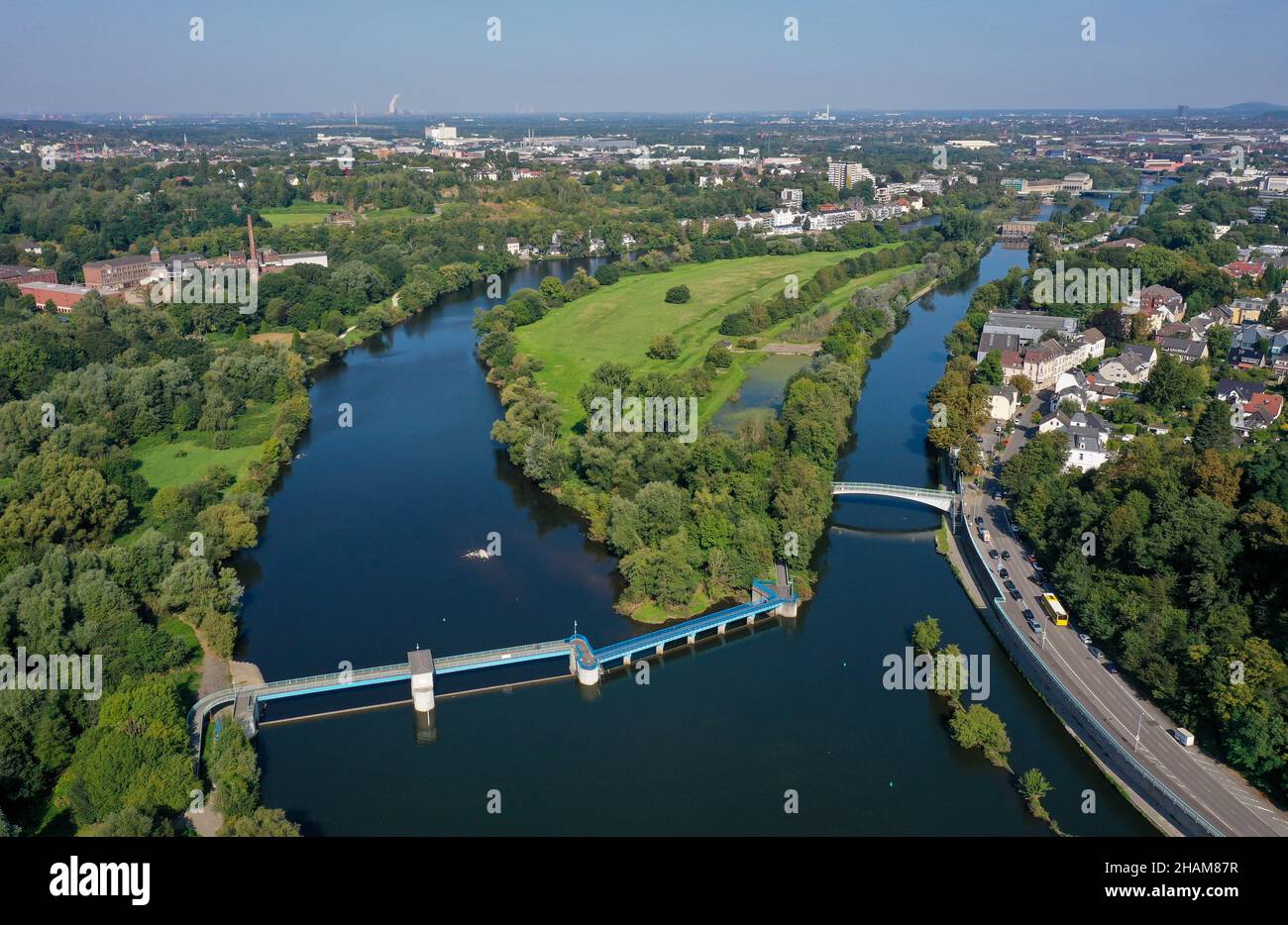 Muelheim an der Ruhr, Renania settentrionale-Vestfalia, Germania - Saarn-Mendener Ruhraue, zona verde della Ruhr a Muelheim an der Ruhr. Di fronte allo stramazzo Muelheim An Foto Stock