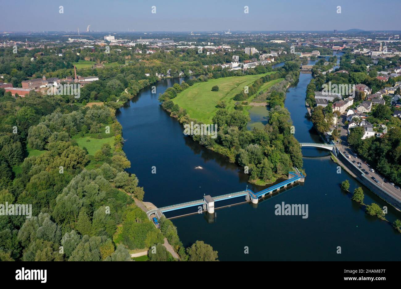 Muelheim an der Ruhr, Renania settentrionale-Vestfalia, Germania - Saarn-Mendener Ruhraue, zona verde della Ruhr a Muelheim an der Ruhr. Di fronte allo stramazzo Muelheim An Foto Stock