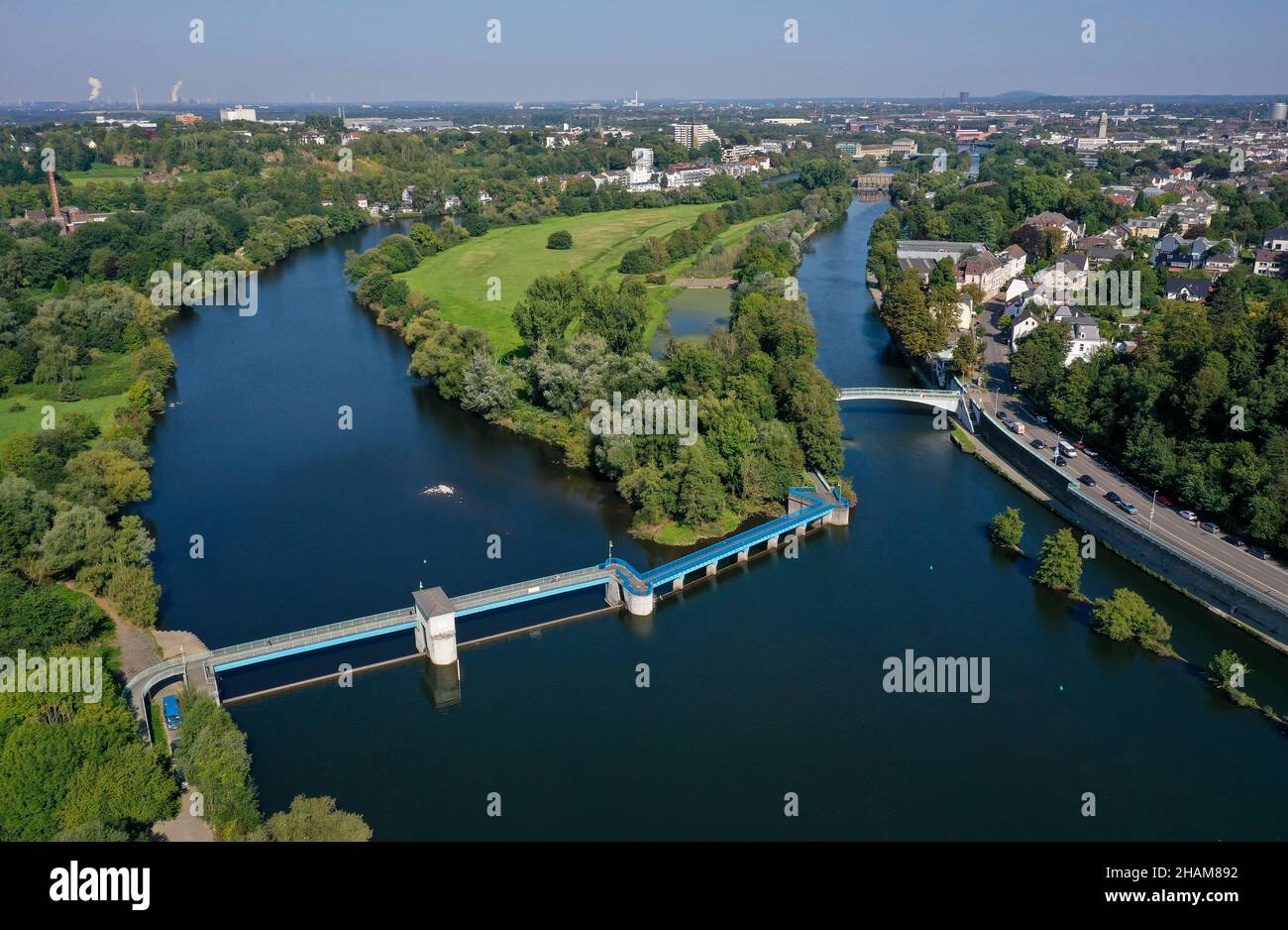 Muelheim an der Ruhr, Renania settentrionale-Vestfalia, Germania - Saarn-Mendener Ruhraue, zona verde della Ruhr a Muelheim an der Ruhr. Di fronte allo stramazzo Muelheim An Foto Stock