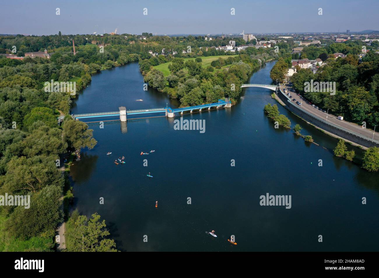 Muelheim an der Ruhr, Renania settentrionale-Vestfalia, Germania - Saarn-Mendener Ruhraue, zona verde della Ruhr a Muelheim an der Ruhr. Nella parte anteriore del pedalatore in piedi verso l'interno Foto Stock