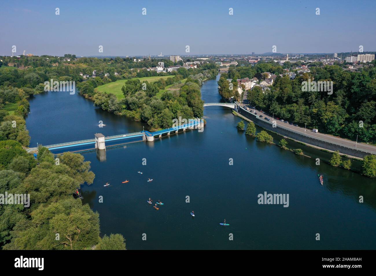 Muelheim an der Ruhr, Renania settentrionale-Vestfalia, Germania - Saarn-Mendener Ruhraue, zona verde della Ruhr a Muelheim an der Ruhr. Nella parte anteriore del pedalatore in piedi verso l'interno Foto Stock