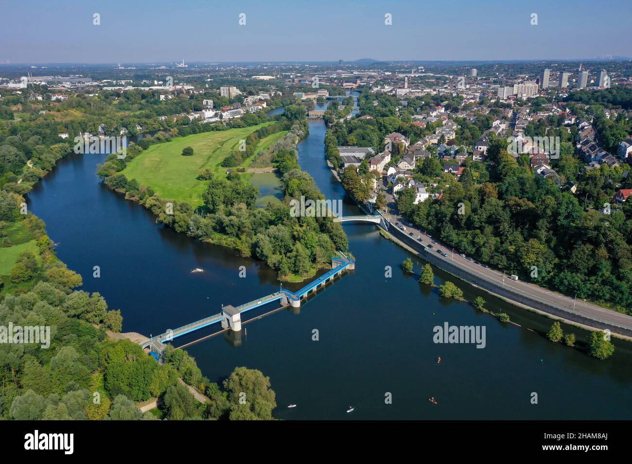Muelheim an der Ruhr, Renania settentrionale-Vestfalia, Germania - Saarn-Mendener Ruhraue, zona verde della Ruhr a Muelheim an der Ruhr. Nella parte anteriore del pedalatore in piedi verso l'interno Foto Stock