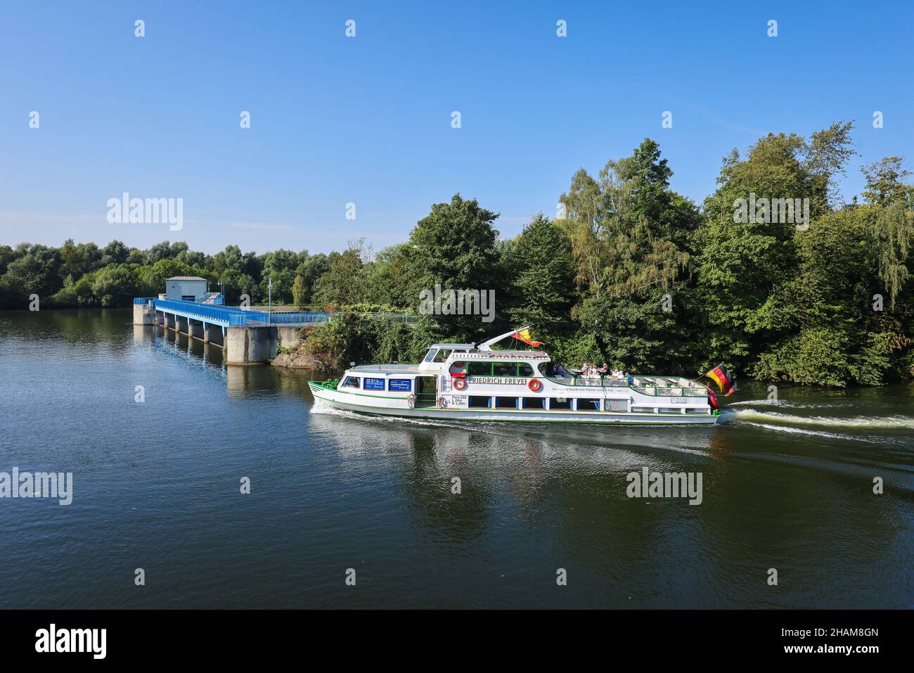 Muelheim an der Ruhr, Renania settentrionale-Vestfalia, Germania - Saarn-Mendener Ruhraue, zona verde della Ruhr. Escursione in barca Friedrich Freye crociere sulla Ruhr, R. Foto Stock