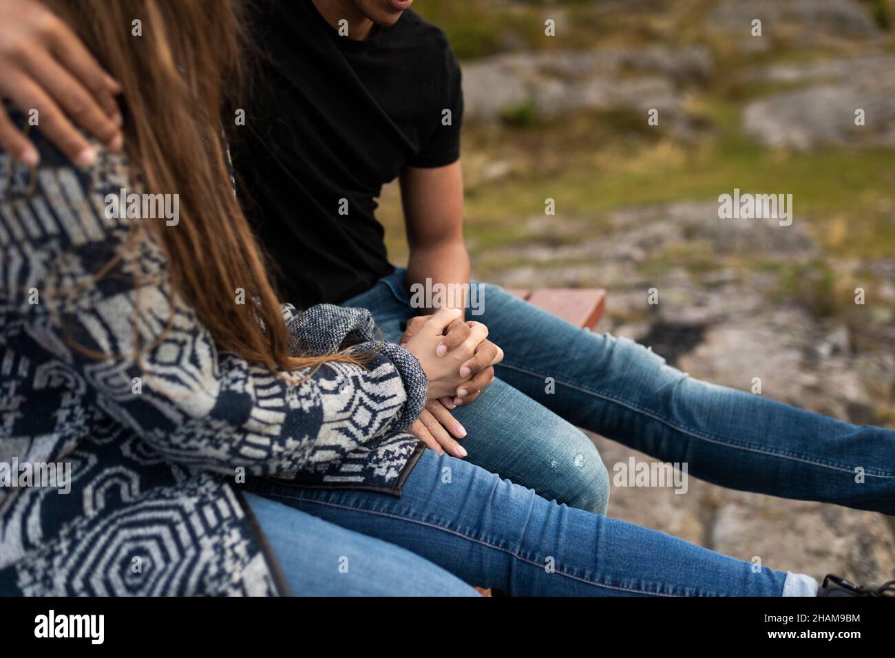 Close-up del giovane Holding Hands Foto Stock