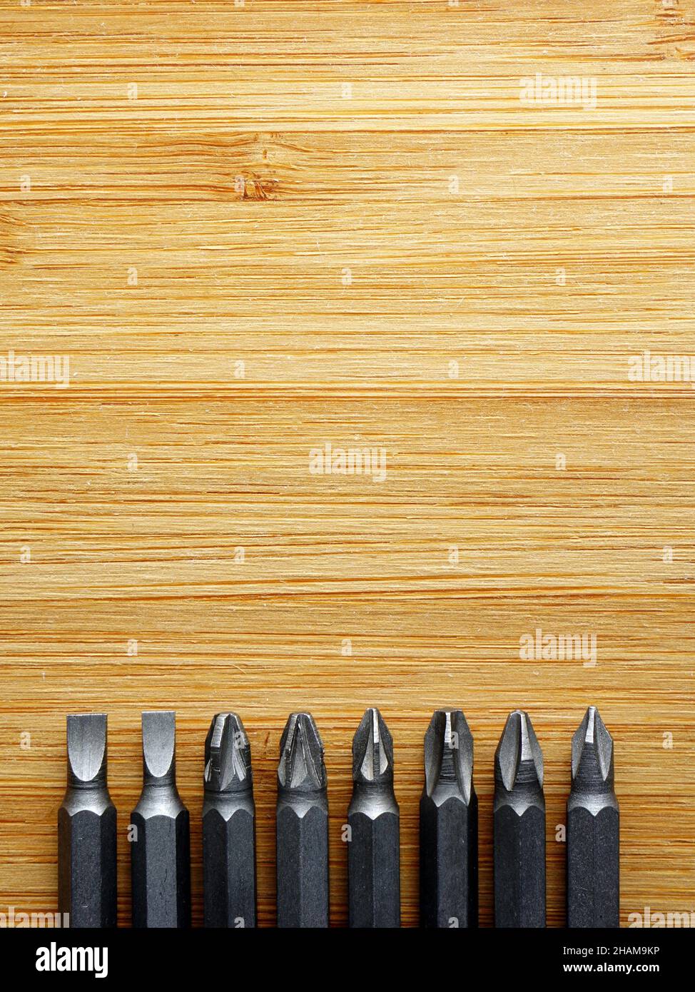 Set di cacciaviti su sfondo in legno con spazio di copia Foto Stock